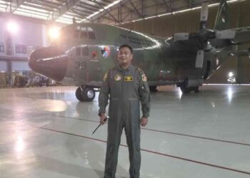 Komandan Skuadron Udara 33, Letkol Pnb A.M. Averroes di hanggar Skuadron 33, Lanud Sultan Hasanuddin, Makasar