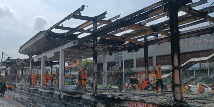 Kondisi halte Transjakarta Senen yang dibakar pada saat unjuk rasa di Jakarta