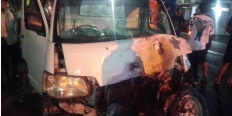 Kondisi mobil pikap Daihatsu yang ringsek di bagian depan usai terlibat kecelakaan dengan sepeda motor di Jalan Srandakan, Bantul, Kamis (11/9/2025)