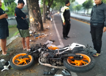 Kondisi motor Honda CBR ringsek usai kecelakaan tunggal di Jalan Ring Road Ahmad Yani, utara Stikes Surya Global, Banguntapan, Bantul