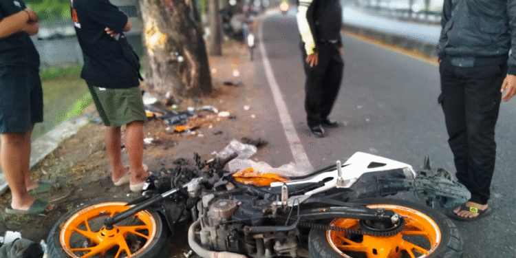 Kondisi motor Honda CBR ringsek usai kecelakaan tunggal di Jalan Ring Road Ahmad Yani, utara Stikes Surya Global, Banguntapan, Bantul