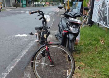 Kondisi sepeda kayuh dan sepeda motor Honda AB-5957-GB yang terlibat kecelakaan lalu lintas di perempatan Ngangkruksari, Donotirto, Kretek, Bantul