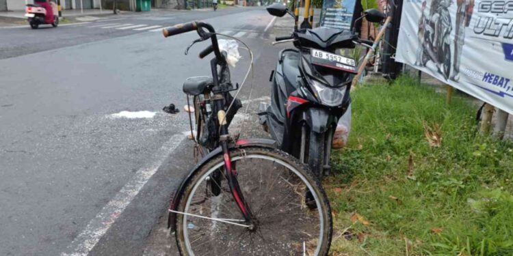 Kondisi sepeda kayuh dan sepeda motor Honda AB-5957-GB yang terlibat kecelakaan lalu lintas di perempatan Ngangkruksari, Donotirto, Kretek, Bantul