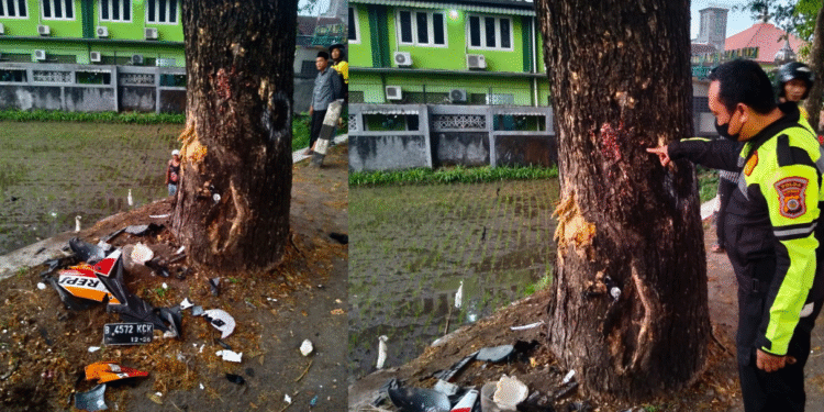 Kondisi sepeda motor Honda CBR ringsek usai kecelakaan tunggal di utara Stikes Surya Global, Banguntapan, Bantul