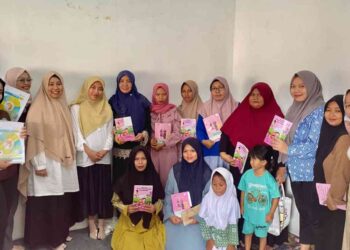 Mahasiswa KKN-T Universitas Alma Ata (UAA) Kelompok 29 bersama ibu-ibu Desa Pedurungan, Kecamatan Taman, Pemalang, usai mengikuti sosialisasi kesehatan seputar gizi seimbang, pencegahan anemia, dan pola hidup sehat.