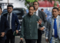 Mantan Menteri Pendidikan, Kebudayaan, Riset dan Teknologi (Mendikbudristek) 2019-2024 Nadiem Makarim (ketiga kiri) didampingi kuasa hukum Hotman Paris (kedua kanan) menyapa wartawan saat berjalan menuju ruang pemeriksaan di Jampidsus, Kejaksaan Agung, Jakarta, Kamis (4/9/2025). ANTARA FOTO/Bayu Pratama S./rwa/am.