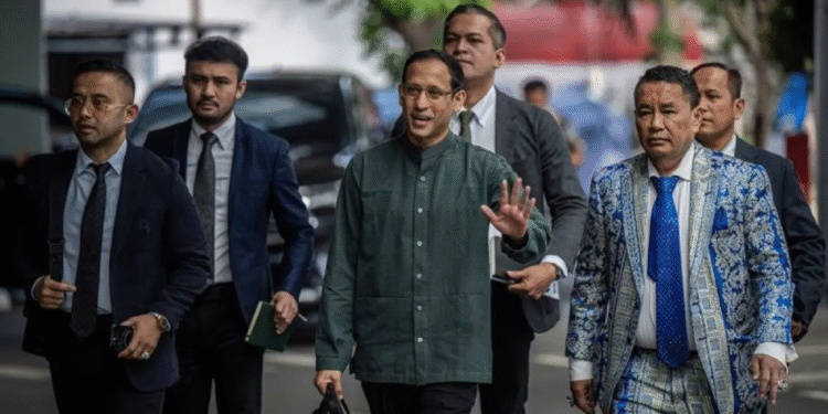 Mantan Menteri Pendidikan, Kebudayaan, Riset dan Teknologi (Mendikbudristek) 2019-2024 Nadiem Makarim (ketiga kiri) didampingi kuasa hukum Hotman Paris (kedua kanan) menyapa wartawan saat berjalan menuju ruang pemeriksaan di Jampidsus, Kejaksaan Agung, Jakarta, Kamis (4/9/2025). ANTARA FOTO/Bayu Pratama S./rwa/am.