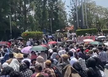 Massa Aliansi Jogja Memanggil menggelar aksi demonstrasi di Bundaran UGM, Sleman