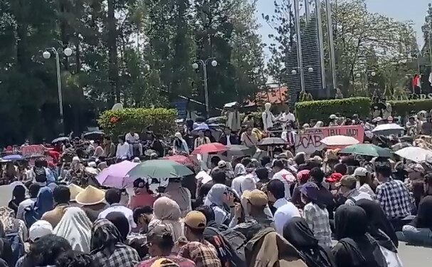 Massa Aliansi Jogja Memanggil menggelar aksi demonstrasi di Bundaran UGM, Sleman