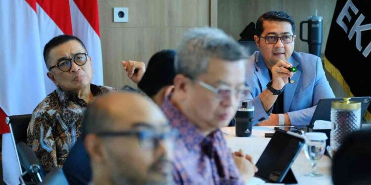 Menteri Ekonomi Kreatif Teuku Riefky Harsya (kanan) menemui perwakilan Asosiasi Kreator Konten Seluruh Indonesia (AKKSI) di Jakarta