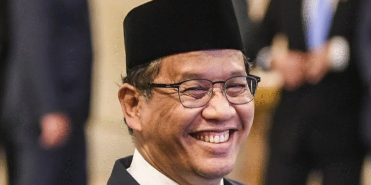 Menteri Keuangan Purbaya Yudhi Sadewa bersiap mengikuti pelantikan menteri dan wakil menteri Kabinet Merah Putih di Istana Negara