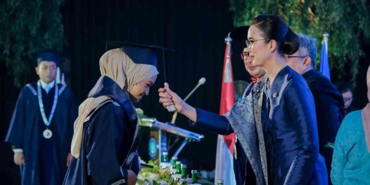 Menteri Pariwisata Widiyanti Putri Wardhana dalam Wisuda Poltekpar NHI Bandung di Gedung Graha I Gede Ardika, Bandung