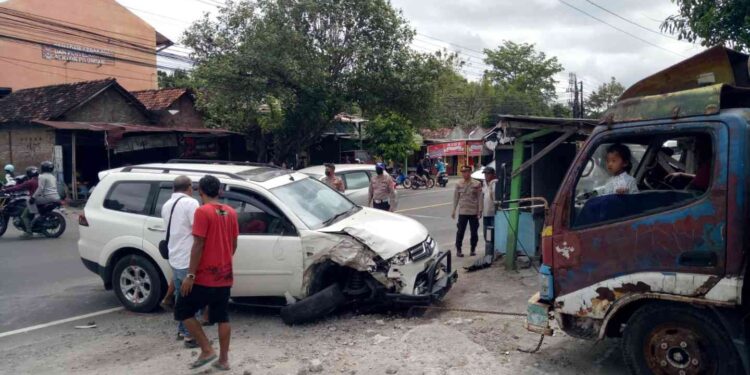 Mobil Mitsubishi Pajero mengalami kerusakan parah usai terlibat kecelakaan beruntun di Jalan Jogja–Wonosari, depan SD Kabregan, Piyungan, Bantul