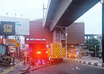 Mobil pemadam kebakaran berada di kawasan Stasiun MRT Cipete Raya