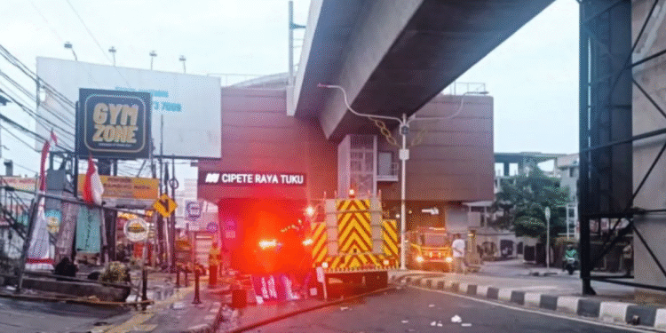 Mobil pemadam kebakaran berada di kawasan Stasiun MRT Cipete Raya