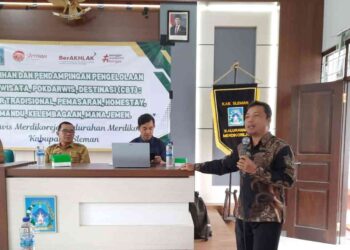 Narasumber menyampaikan materi dalam Pelatihan dan Pendampingan Pengelolaan Desa Wisata Merdikorejo, Sleman