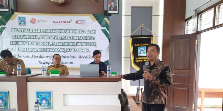 Narasumber menyampaikan materi dalam Pelatihan dan Pendampingan Pengelolaan Desa Wisata Merdikorejo, Sleman