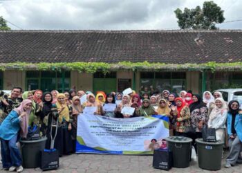 Para kader kesehatan, ibu hamil, dan tim Universitas Alma Ata berfoto bersama usai pelatihan Program EMAS ZEST di Kalurahan Guwosari, Pajangan, Bantul, sebagai upaya mewujudkan desa percontohan pencegahan stunting.