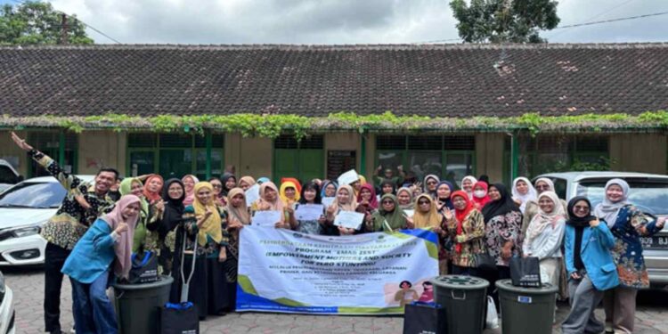 Para kader kesehatan, ibu hamil, dan tim Universitas Alma Ata berfoto bersama usai pelatihan Program EMAS ZEST di Kalurahan Guwosari, Pajangan, Bantul, sebagai upaya mewujudkan desa percontohan pencegahan stunting.
