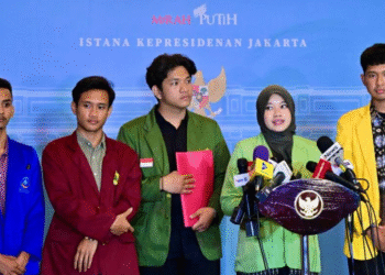 Para perwakilan mahasiswa dari berbagai organisasi memberikan keterangannya kepada awak media di Istana Kepresidenan Jakarta