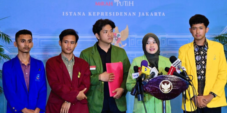 Para perwakilan mahasiswa dari berbagai organisasi memberikan keterangannya kepada awak media di Istana Kepresidenan Jakarta