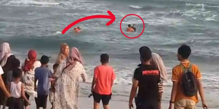 Penyelamatan remaja terseret ombak Pantai Parangtritis oleh Petugas SAR