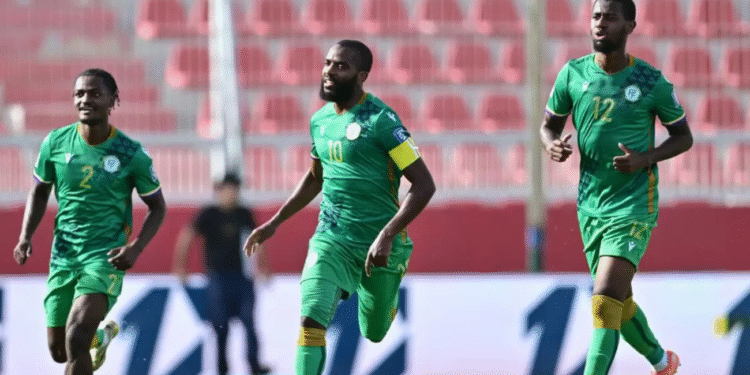 Penyerang Timnas Komoros Youssouf M'Changama (10) merayakan keberhasilannya mencetak gol ke gawang Timnas Afrika Tengah