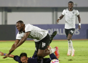 Pesepak bola Persita Tangerang Ryuji Utomo (bawah) terjatuh saat berebut bola dengan pesepak bola Kuching City FC Ronald Ngah Wanja