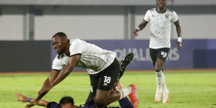 Pesepak bola Persita Tangerang Ryuji Utomo (bawah) terjatuh saat berebut bola dengan pesepak bola Kuching City FC Ronald Ngah Wanja