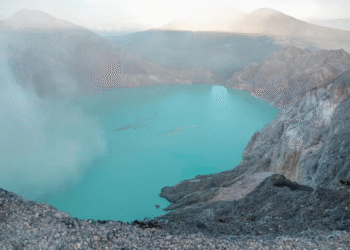 Pesona Geopark Ijen Blue Fire, Kawah Hijau Toska, hingga Penambang Belerang Tradisional