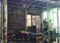 Petugas BPBD Bantul memadamkan sisa api di rumah milik Endra Yulio Pratama di Dusun Paten, Sumberagung, Jetis, Bantul