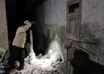 Petugas BPBD Kabupaten Situbondo mengecek puing bangunan rumah rusak karena guncangan gempa bumi magnitudo 5,7 di Kecamatan Banyuputih, Kabupaten Situbondo, Jawa Timur, Kamis (25/9/2025).