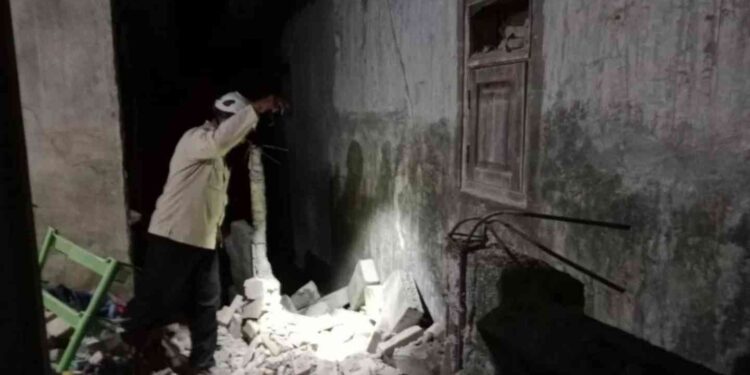 Petugas BPBD Kabupaten Situbondo mengecek puing bangunan rumah rusak karena guncangan gempa bumi magnitudo 5,7 di Kecamatan Banyuputih, Kabupaten Situbondo, Jawa Timur, Kamis (25/9/2025).