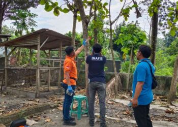 Petugas Inafis Polres Bantul bersama warga melakukan olah tempat kejadian perkara (TKP) di lokasi penemuan pria berinisial SS (74) yang ditemukan meninggal dunia dengan cara gantung diri di pohon jati