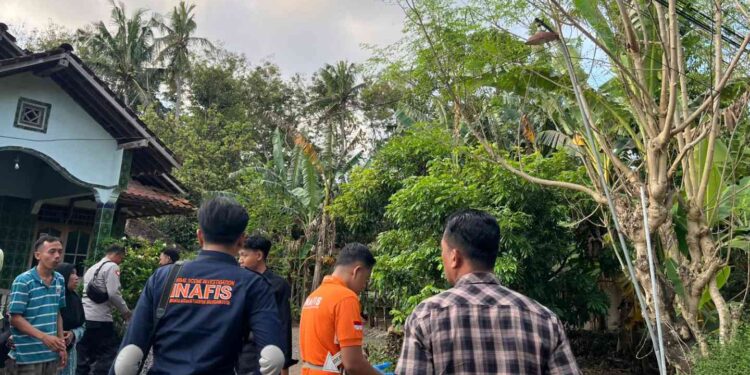 Petugas Inafis Polres Bantul melakukan olah tempat kejadian perkara (TKP) di Dusun Sono, Parangtritis, Kretek, Bantul, usai seorang buruh harian tewas tersengat listrik saat memasang kabel wifi