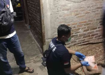 Petugas Inafis Polres Bantul melakukan pemeriksaan dan olah tempat kejadian perkara (TKP) terkait penemuan perempuan lansia yang meninggal mendadak di Sungai Winonggo Kecil