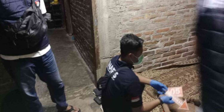 Petugas Inafis Polres Bantul melakukan pemeriksaan dan olah tempat kejadian perkara (TKP) terkait penemuan perempuan lansia yang meninggal mendadak di Sungai Winonggo Kecil