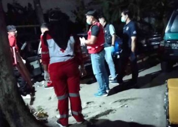 Petugas PMI Bantul bersama aparat kepolisian saat mengevakuasi jenazah pria yang ditemukan meninggal di dalam mobil di Dusun Demangan, Bangunharjo, Sewon, Bantul