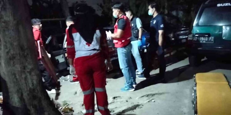 Petugas PMI Bantul bersama aparat kepolisian saat mengevakuasi jenazah pria yang ditemukan meninggal di dalam mobil di Dusun Demangan, Bangunharjo, Sewon, Bantul