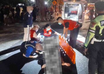 Petugas PMI bersama kepolisian mengevakuasi korban kecelakaan lalu lintas di depan SMA Negeri 1 Sewon, Jalan Parangtritis, Bantul, Kamis (4/9/2025) malam.