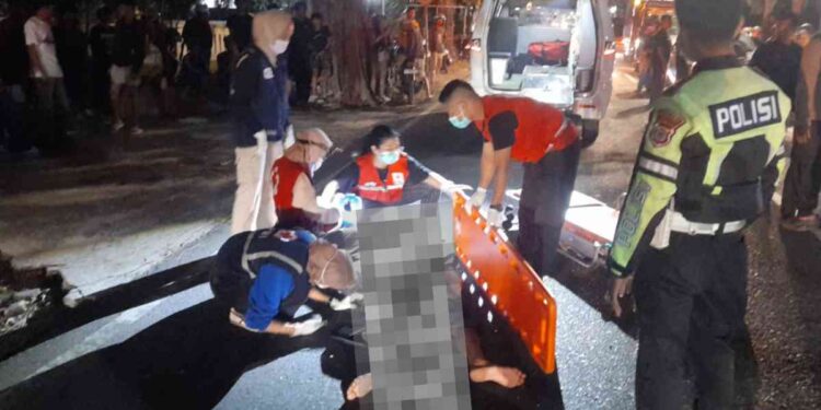 Petugas PMI bersama kepolisian mengevakuasi korban kecelakaan lalu lintas di depan SMA Negeri 1 Sewon, Jalan Parangtritis, Bantul, Kamis (4/9/2025) malam.