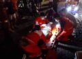 Petugas PMI mengevakuasi salah satu korban kecelakaan lalu lintas di Jalan Parangtritis, depan PLN Dusun Druwo, Sewon, Bantul