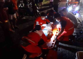 Petugas PMI mengevakuasi salah satu korban kecelakaan lalu lintas di Jalan Parangtritis, depan PLN Dusun Druwo, Sewon, Bantul