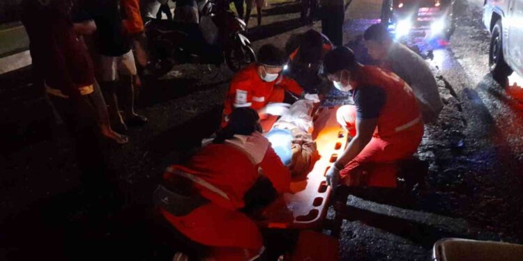 Petugas PMI mengevakuasi salah satu korban kecelakaan lalu lintas di Jalan Parangtritis, depan PLN Dusun Druwo, Sewon, Bantul