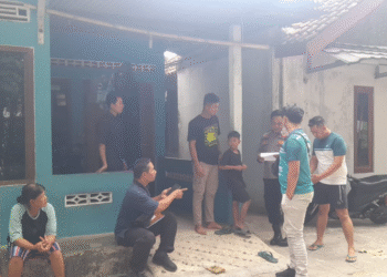 Petugas Polsek Bantul bersama warga mendatangi rumah korban pencurian di Dusun Gowokan, Kalurahan Sabdodadi, Kapanewon Bantul,
