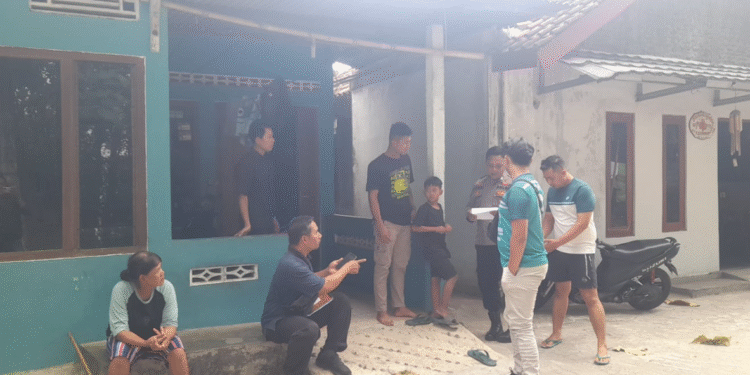 Petugas Polsek Bantul bersama warga mendatangi rumah korban pencurian di Dusun Gowokan, Kalurahan Sabdodadi, Kapanewon Bantul,