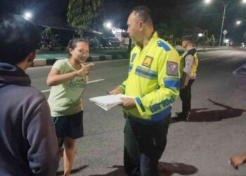 Petugas Polsek Gamping bersama warga saat melakukan olah tempat kejadian perkara kecelakaan beruntun yang melibatkan empat sepeda motor di Jalan Siliwangi, Sleman, Sabtu (13/9/2025) dini hari.