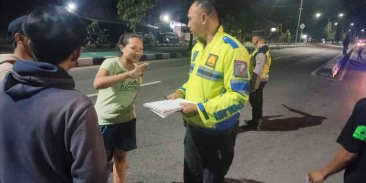 Petugas Polsek Gamping bersama warga saat melakukan olah tempat kejadian perkara kecelakaan beruntun yang melibatkan empat sepeda motor di Jalan Siliwangi, Sleman, Sabtu (13/9/2025) dini hari.