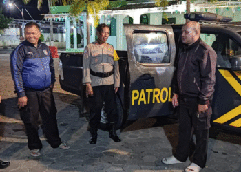 Petugas Polsek Kretek bersama personel piket saat mengamankan remaja yang melakukan percobaan bunuh diri di Jembatan Bolong Bantul