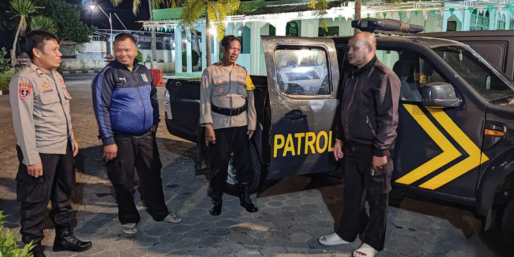 Petugas Polsek Kretek bersama personel piket saat mengamankan remaja yang melakukan percobaan bunuh diri di Jembatan Bolong Bantul